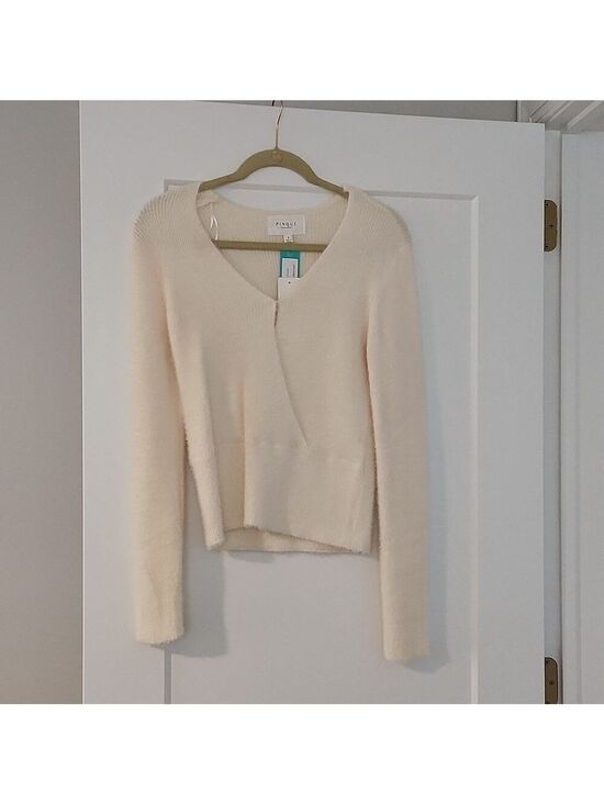 Pinque Design Studio Tops - V neck sweater